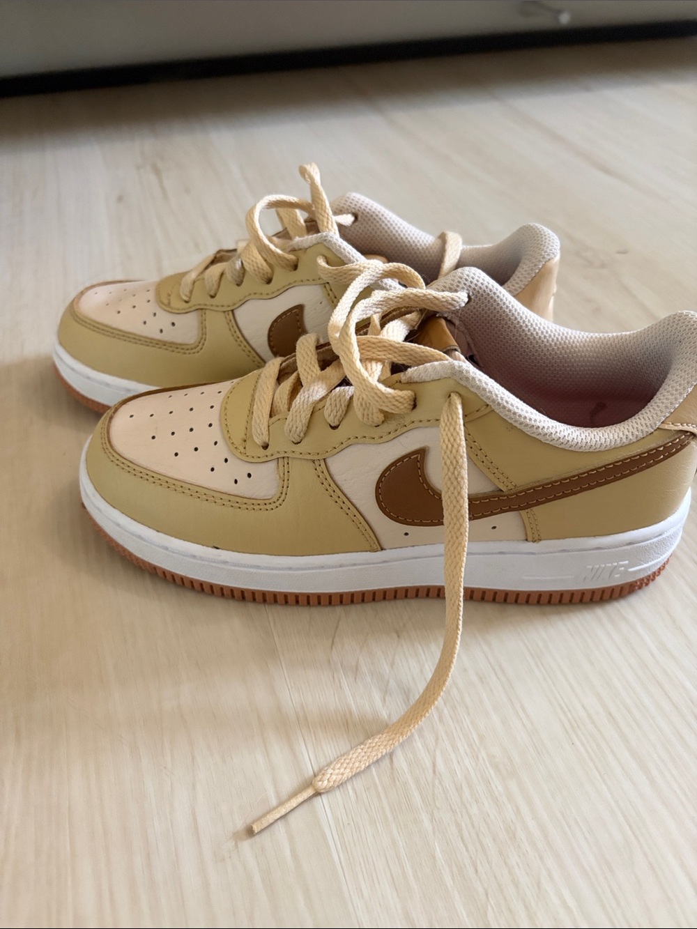 Nike Kids Low-Top Sneakers in Tan and Cream